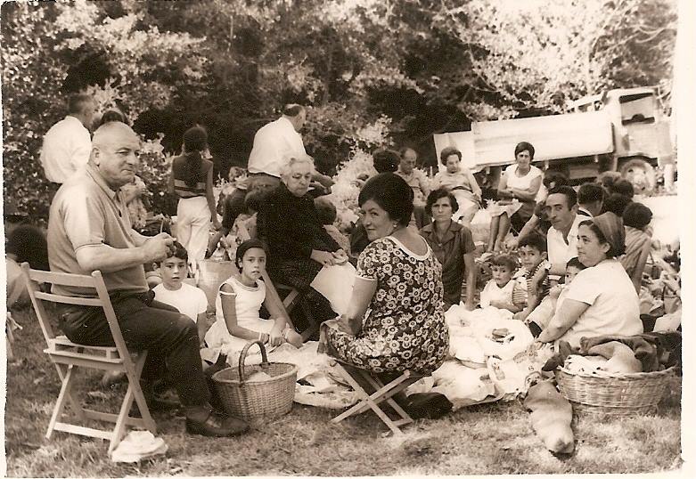 Reunión de la familia Milín en el campo durante una comida familiar en Tapia de Casariego
