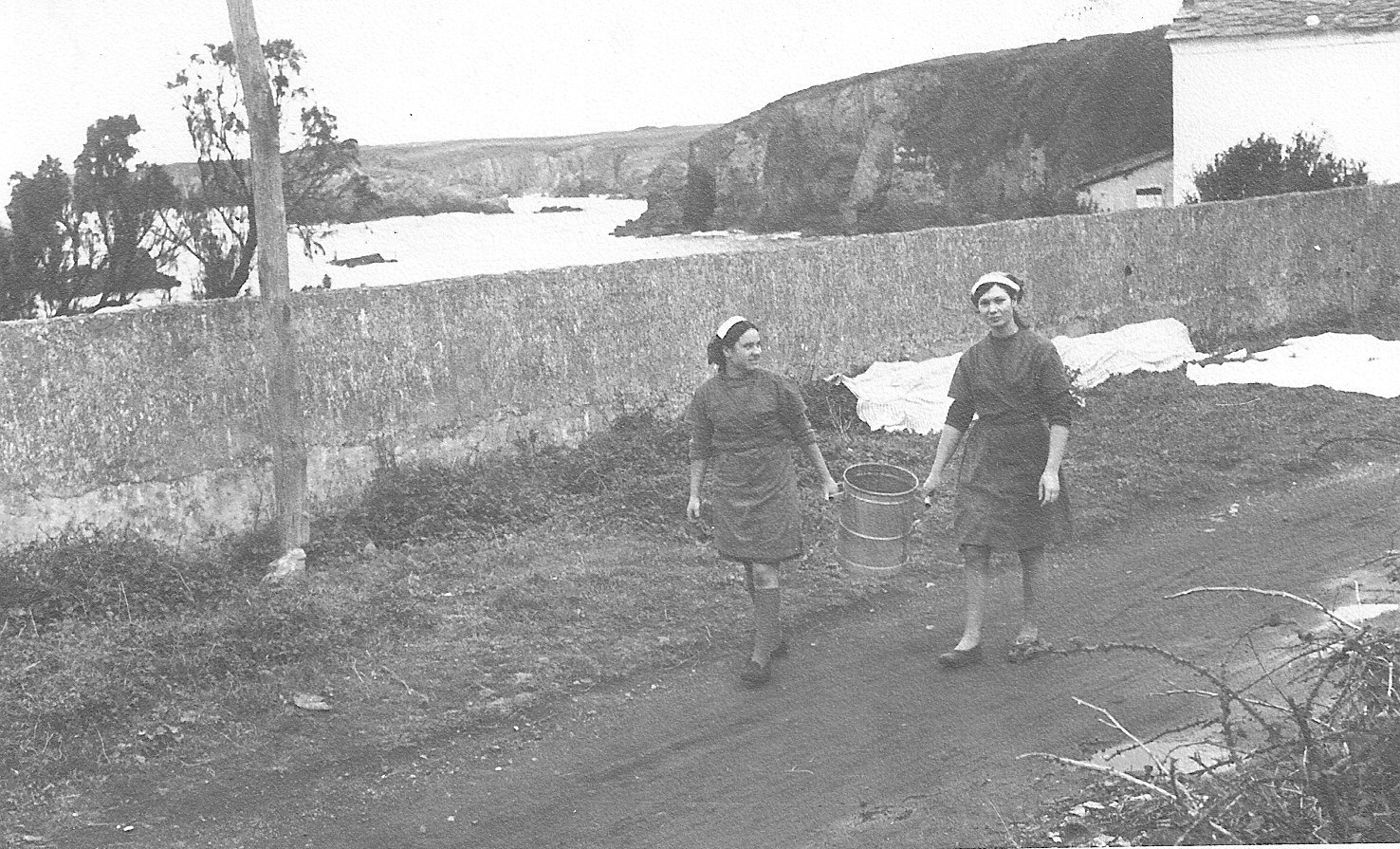 Mujeres paseando por Represas