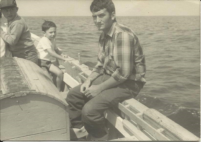 Marineros en la lancha pescando en la costa de Tapia de Casariego