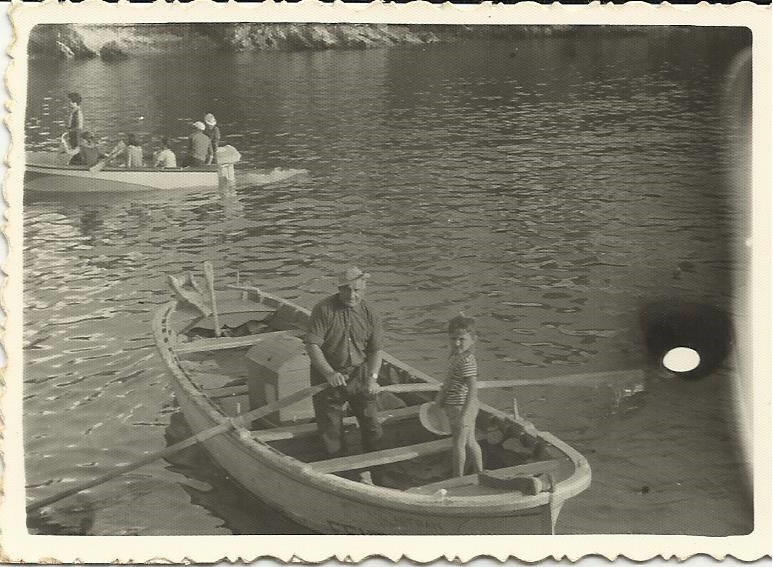 Manolo de ("Carrullo") y su hijo Pepe en una lancha