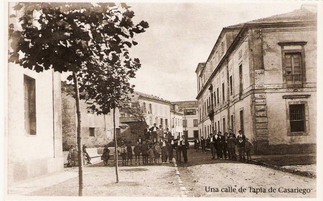 Tapiegos paseando por las calles de Tapia