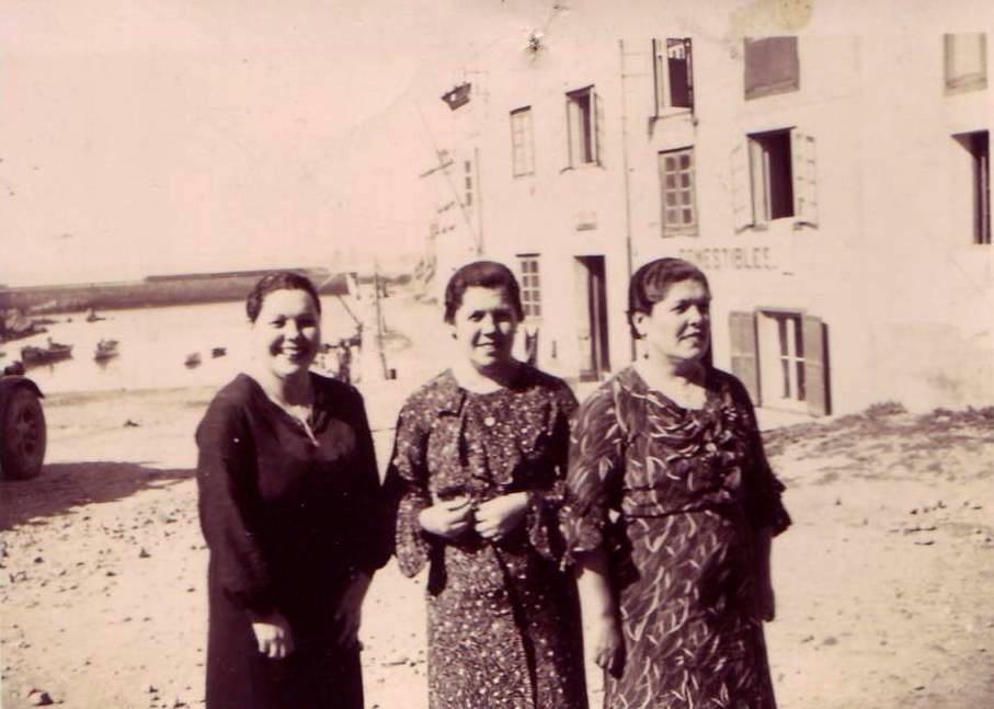 Hijas del Zapateiro en el muelle de Tapia