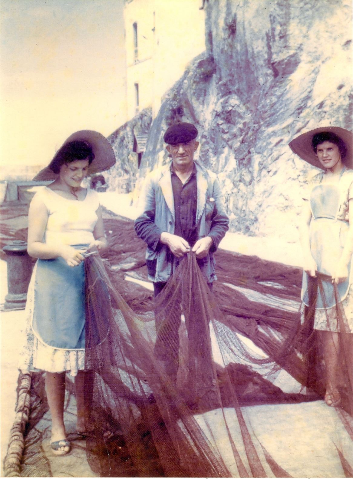 Juan ("del valenciano") junto a sus hijas Ceditas y Antonia