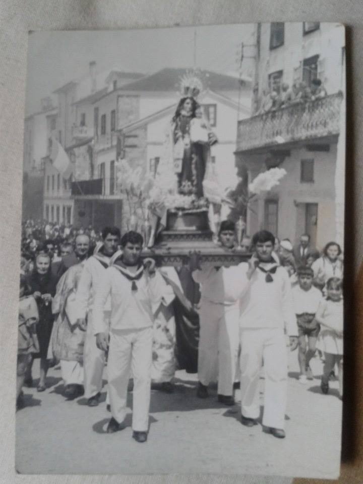 Tapiegos y veraneantes en la procesión de la virgen del Carmen en el muelle de Tapia de Casariego