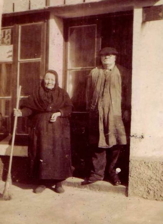 Zapateiro y su mujer en la puerta de la casa