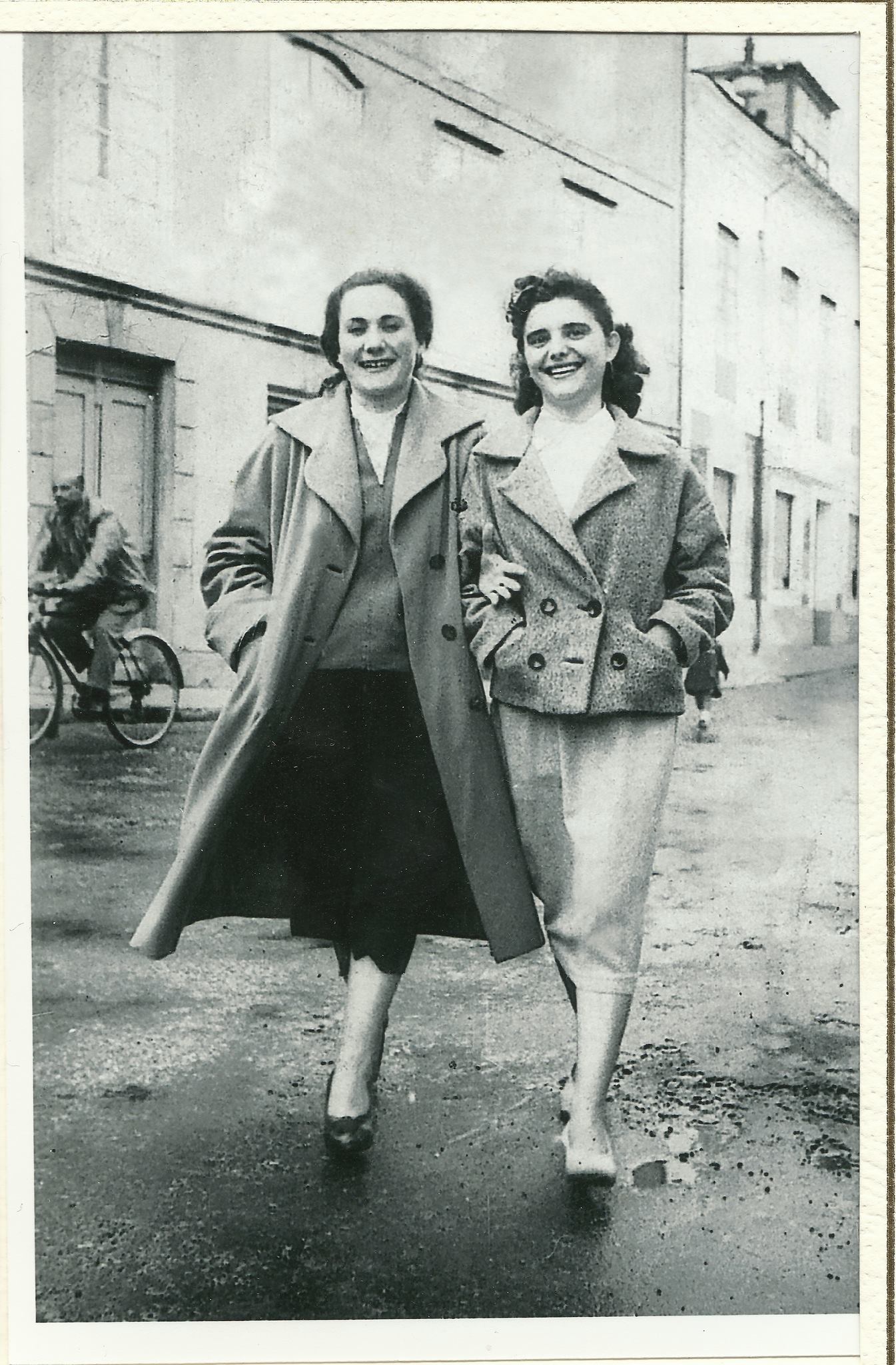 Dos tapiegas paseando por las calles de Tapia