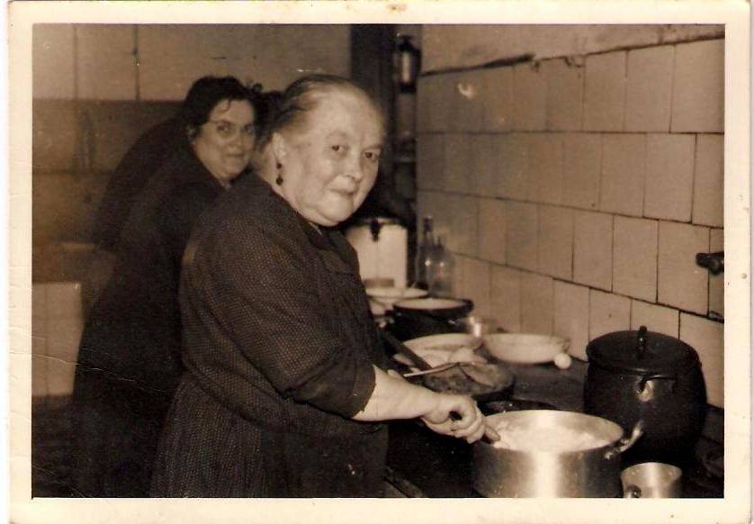 Mujeres cocinando en los fogones de la Marina