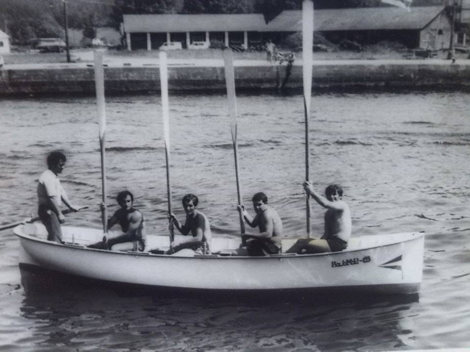 Remeros subidos a una embarcación