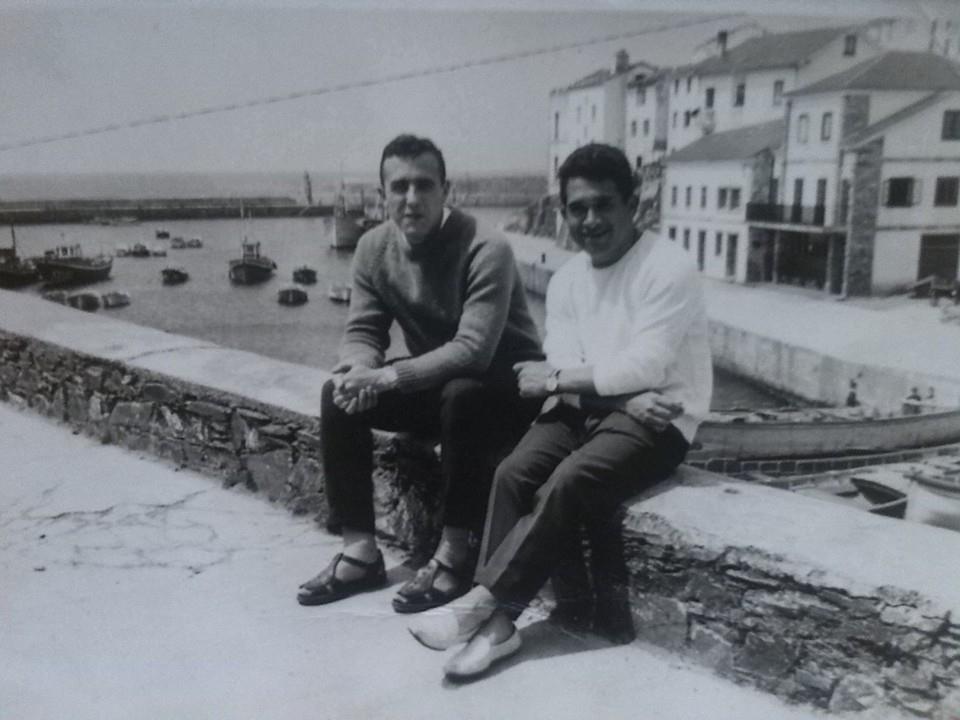 Dos tapiegos sentados en el Pouso falando de sus cosas