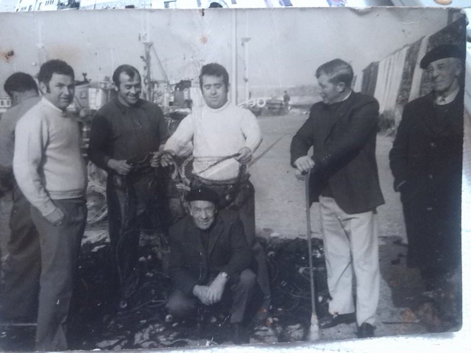 Marineros en el muelle de Tapia de Casariego con sus aparejos