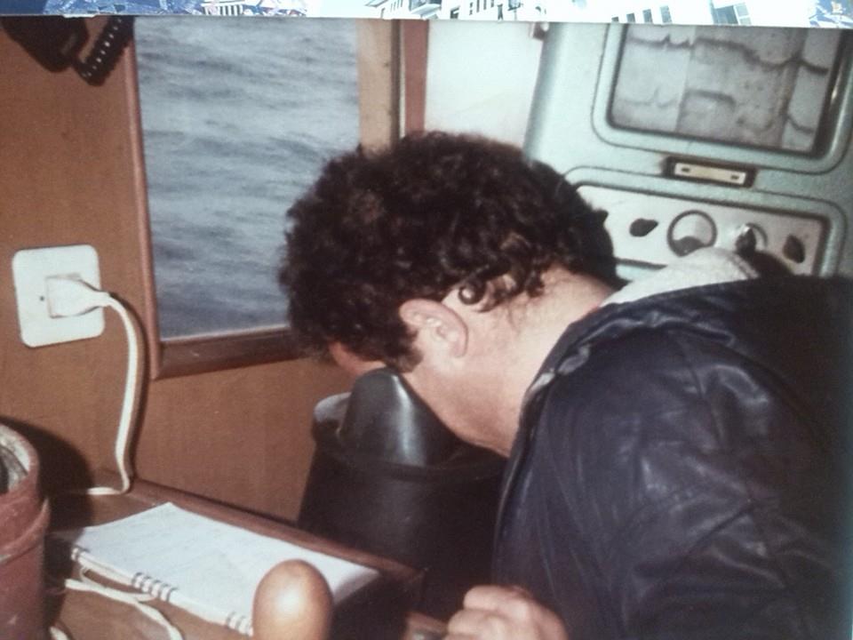 Marinero mirando por el radar en el barco Cristo del Océano