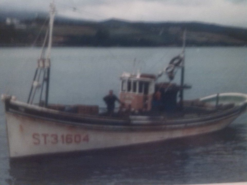 El barco Peña Piloto por las costas de Tapia de Casariego
