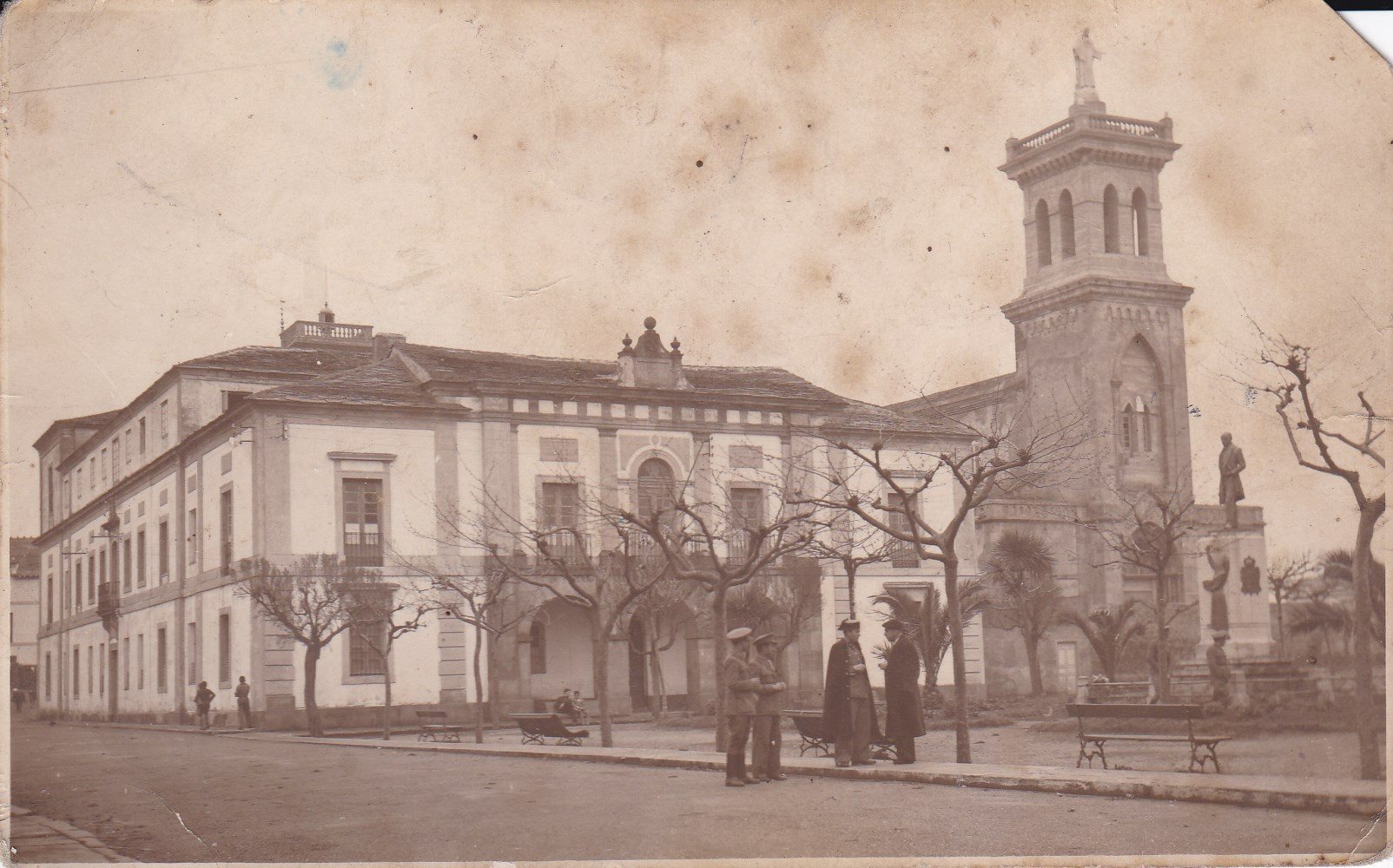 El parque y el instituto de Tapia de Casariego