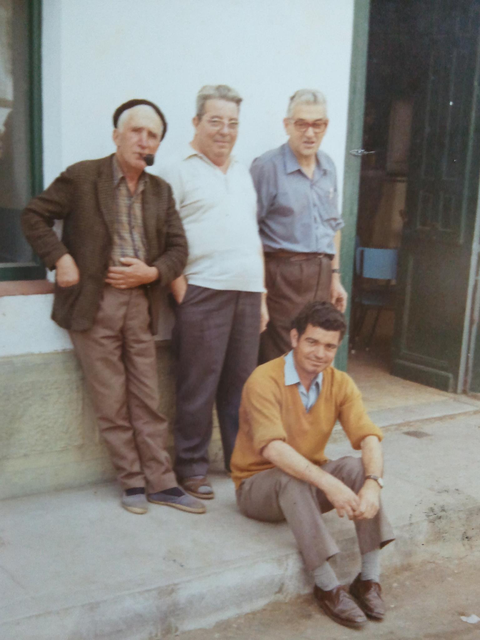 Cuatro personas de Tapia conversando juntas