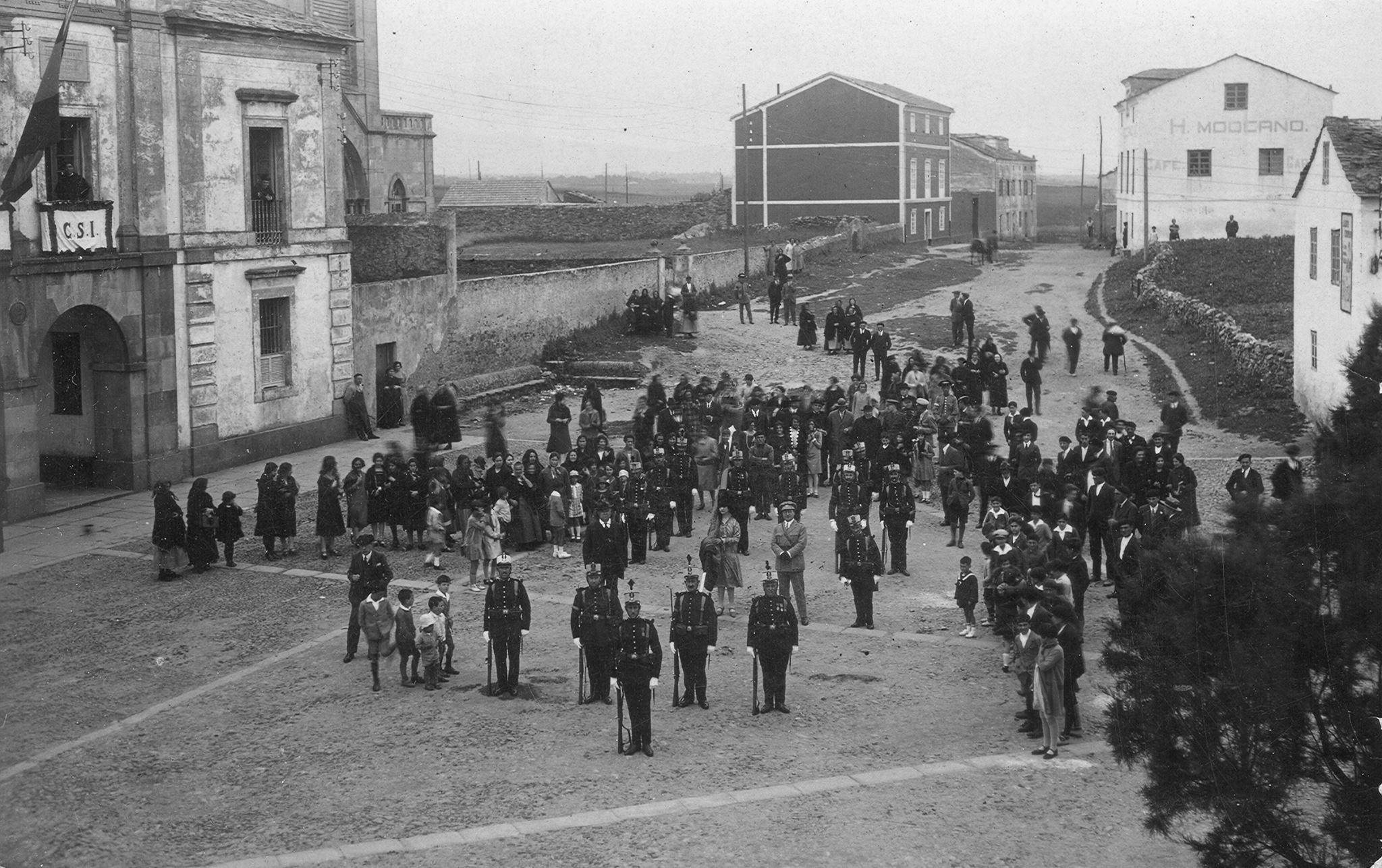 Grupo de personas delante de la fachada principal del instituto de Tapia de Casariego