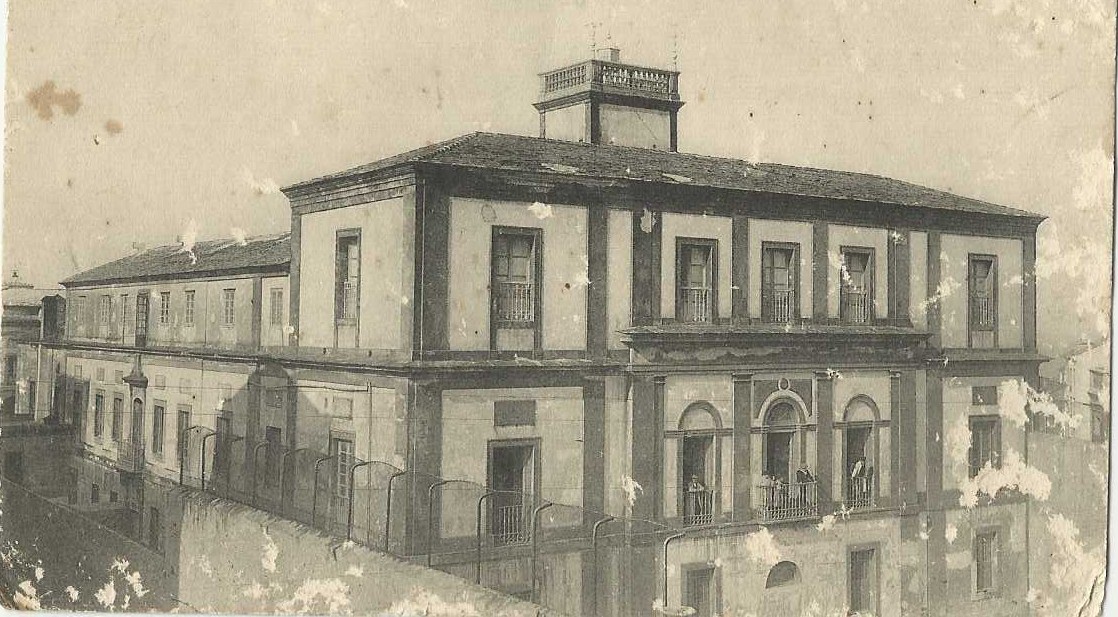 Fachada sur del instituto de Tapia