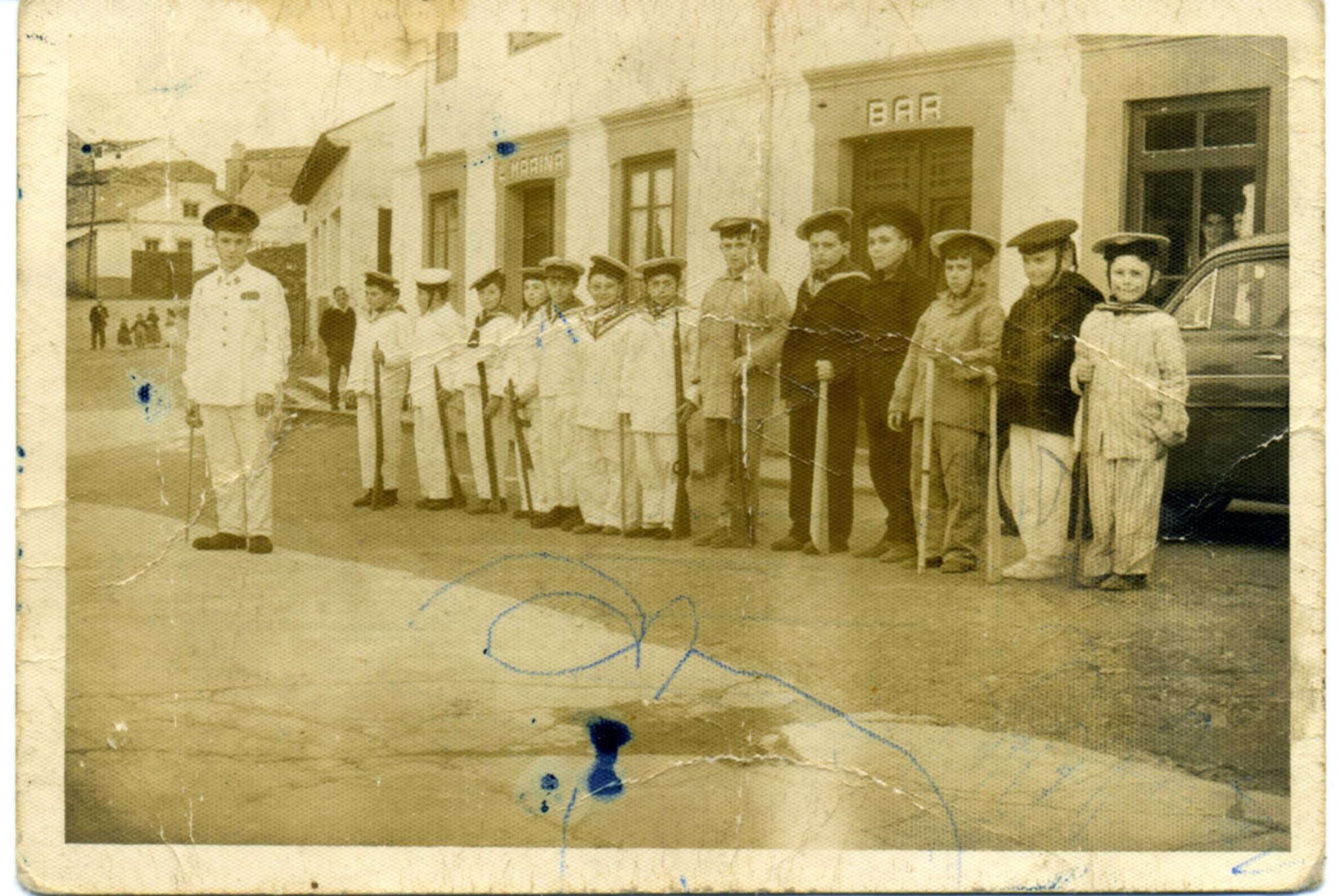 Grupo de niños vestidos de marinero delante del edificio La Marina en Tapia de Casariego