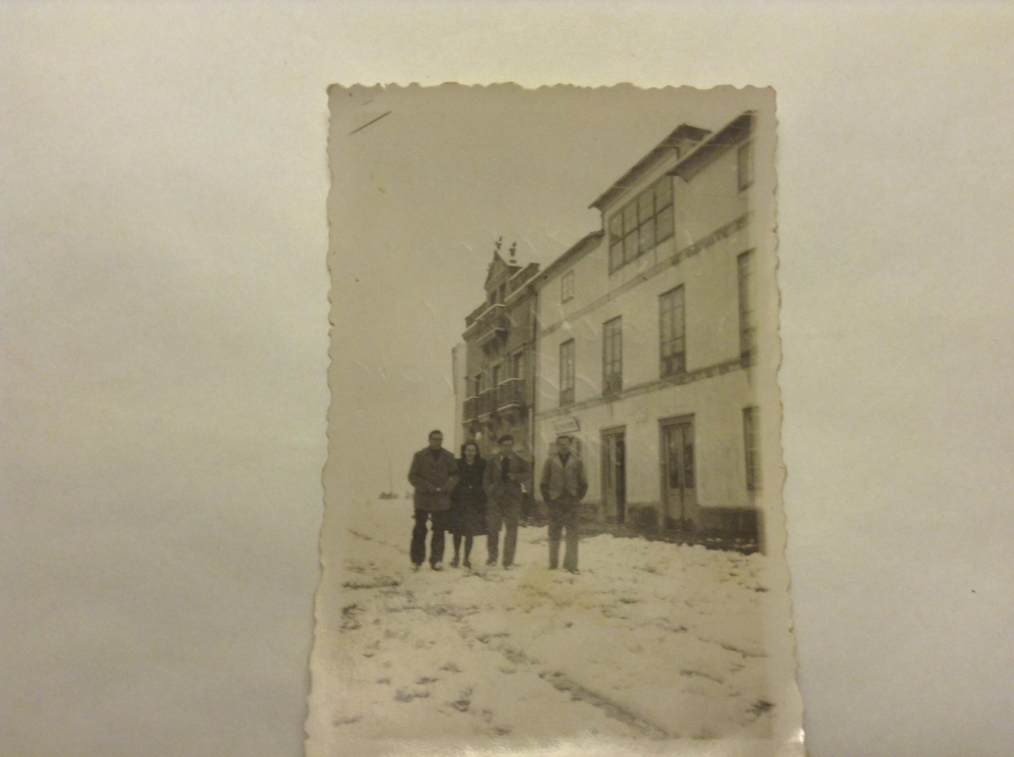 Grupo de amigos paseando por la calle nevada de Tapia de Casariego