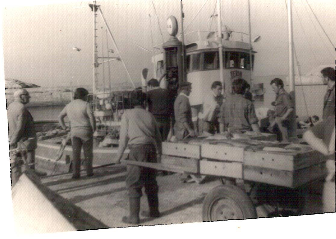 Barco el Terin desembarcando las capturas en el muelle