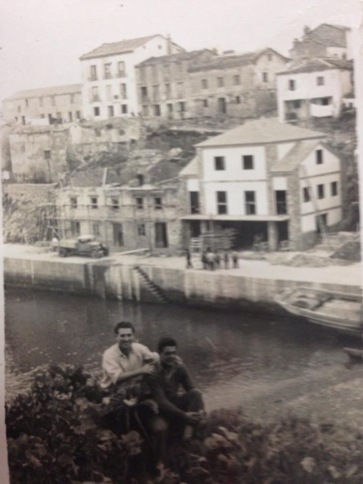 Construyendo la Rula en el muelle de Tapia