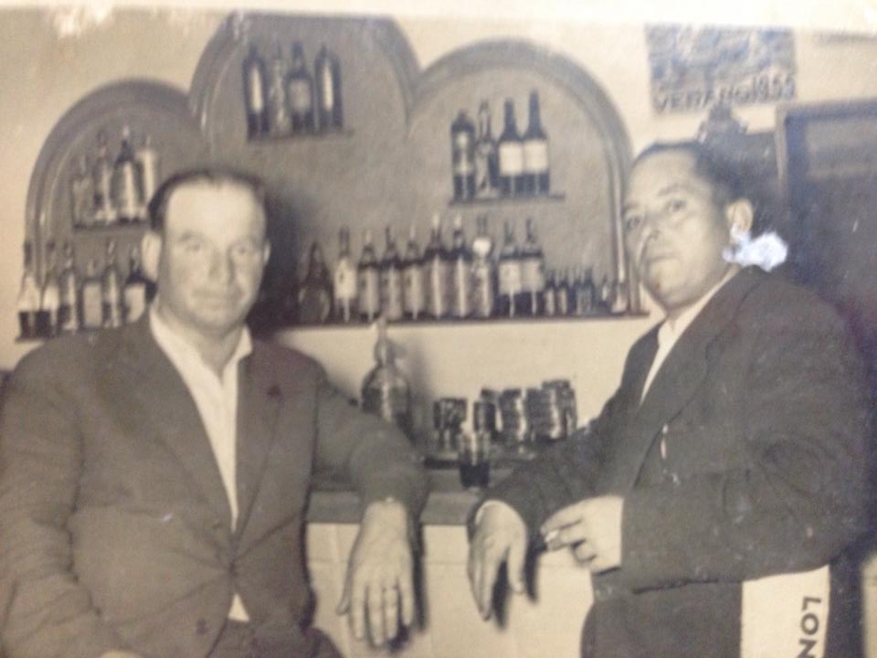 Dos amigos tapiegos tomando un vino