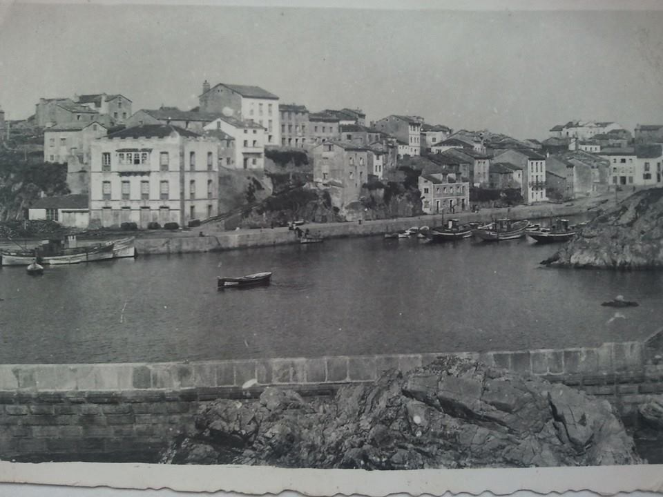 Vista muelle de Tapia desde Os Cañois