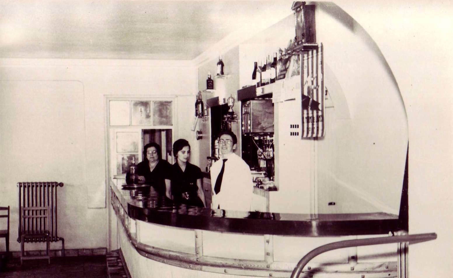 Camareros y barra principal del Bar Restaurante La Marina