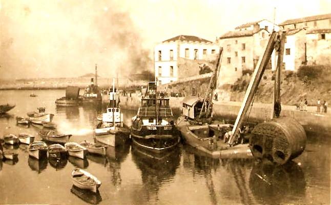 Dragando el muelle de Tapia