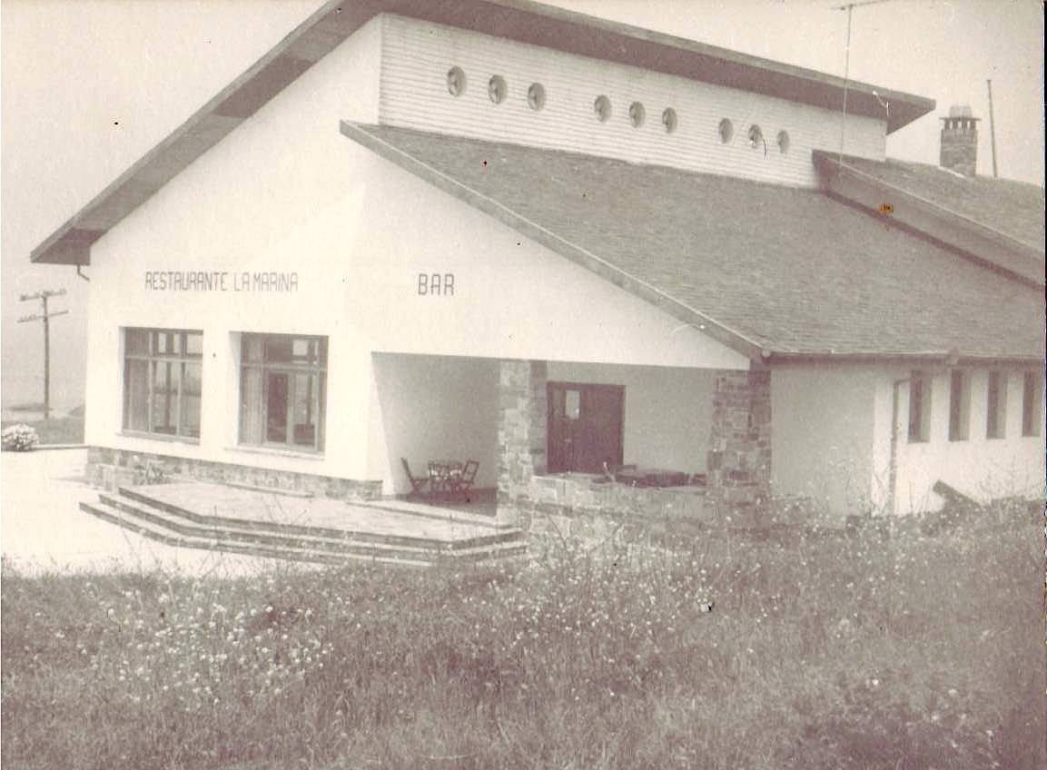 Entrada principal del Bar Restaurante La Marina en Tapia de Casariego