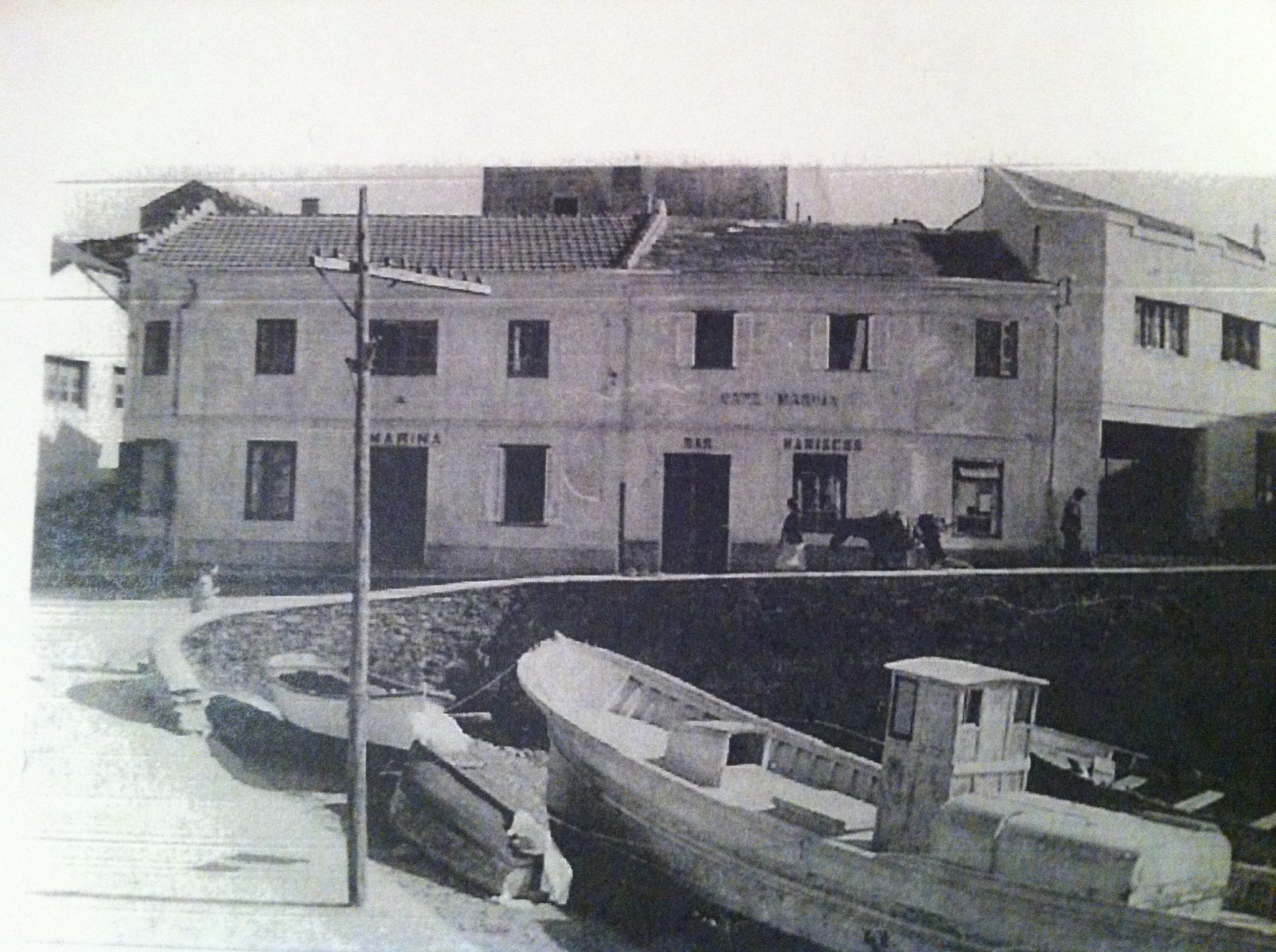 Muelle de Tapia, Edificio La Marina al fondo
