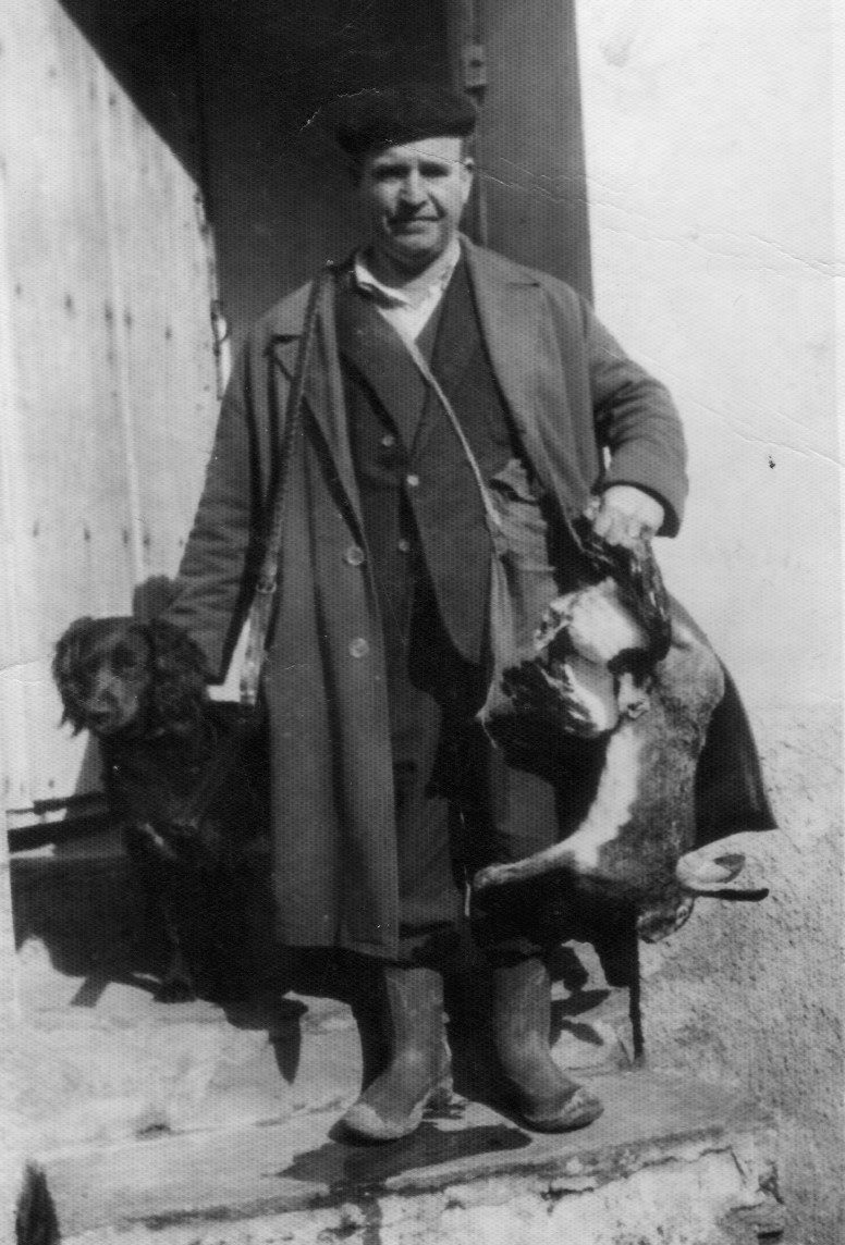 Cazador Tapiego con su perro y una ave recién cazada