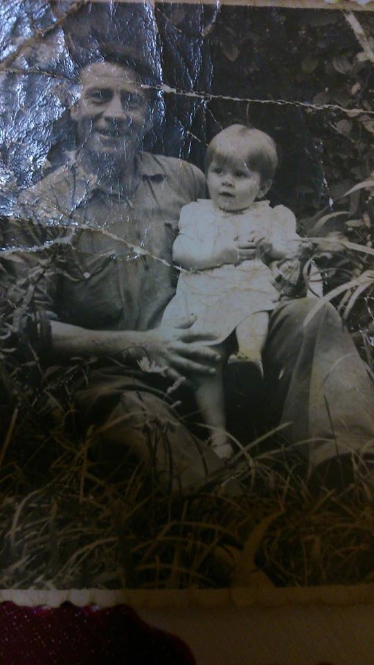 Gaitia con una niña en brazos