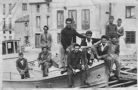 Grupo de tapiegos en el muelle sobre un barco