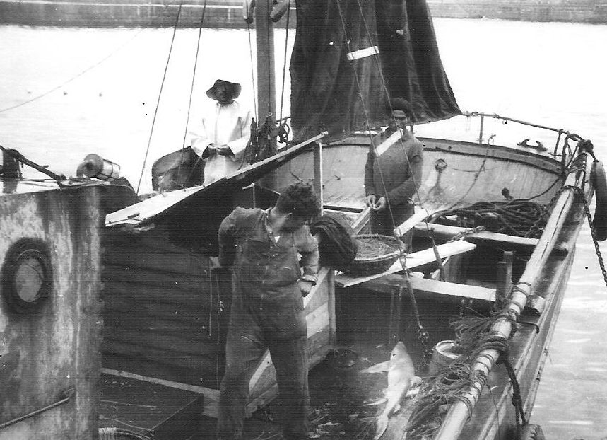 Marineros tapiegos faenando en su barco