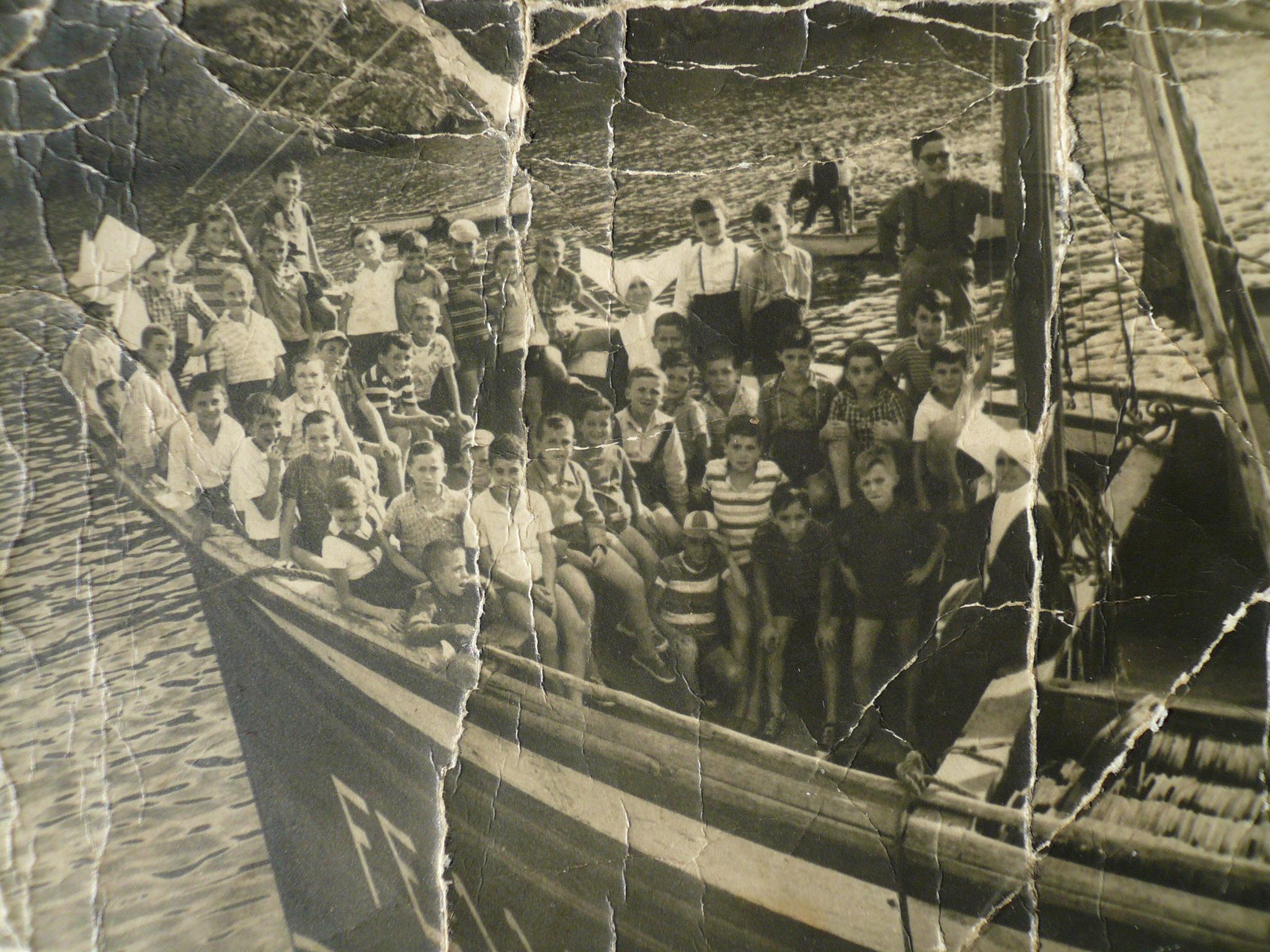 Niños de la Colonia Fábrica de Mieres en un barco en el muelle de Tapìa de Casariego