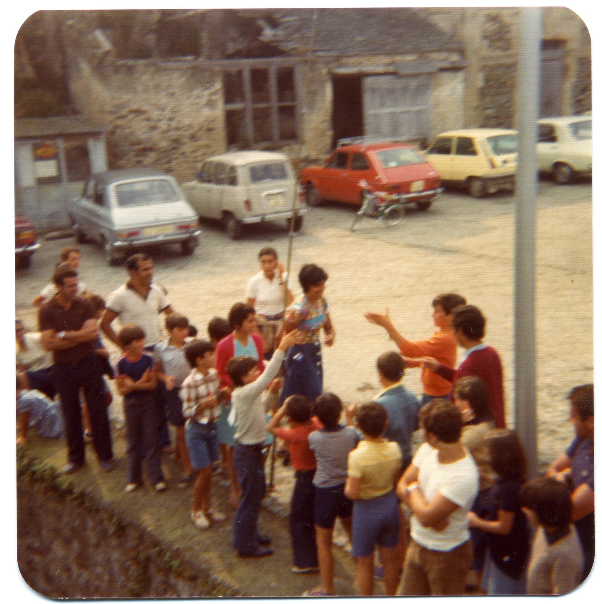Niños en el muelle de Tapia de Casariego en una competición de pesca con caña
