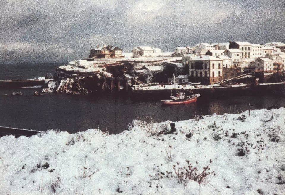 Muelle de Tapia de Casariego con nieve, vista tomada desde la Guardia