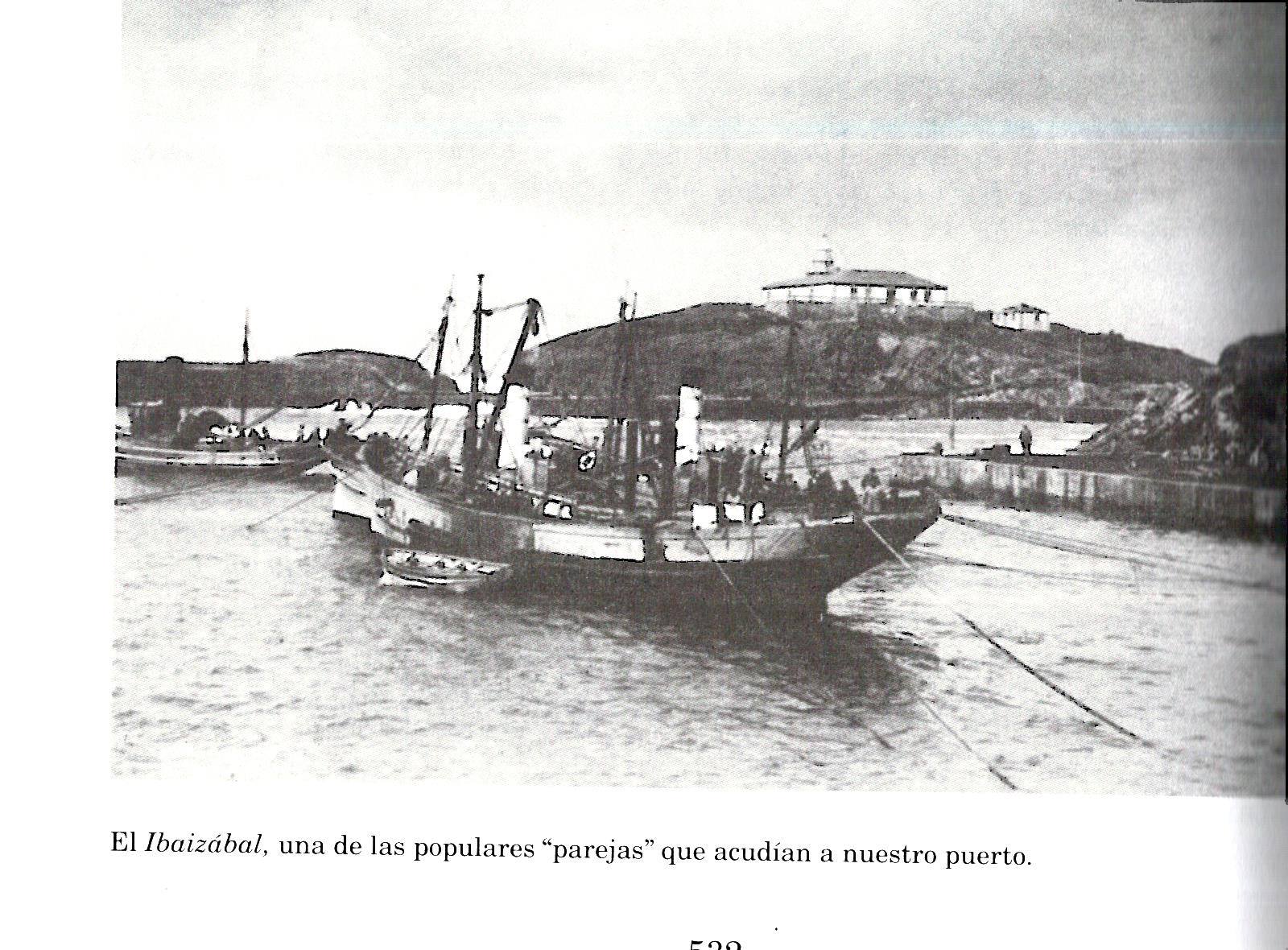 Barco El Ibaizábal atracado en el muelle de Tapia de Casariego