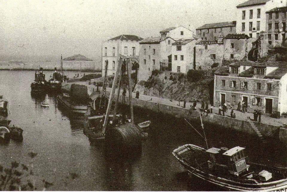 Dragando el muelle de Tapia