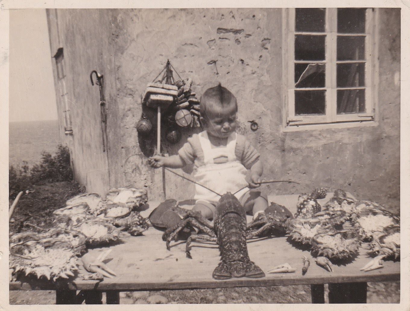 Niño vendiendo mariscos