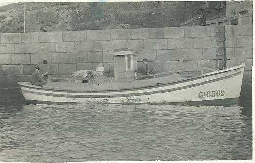 Lancha atracada en el muelle de Tapia
