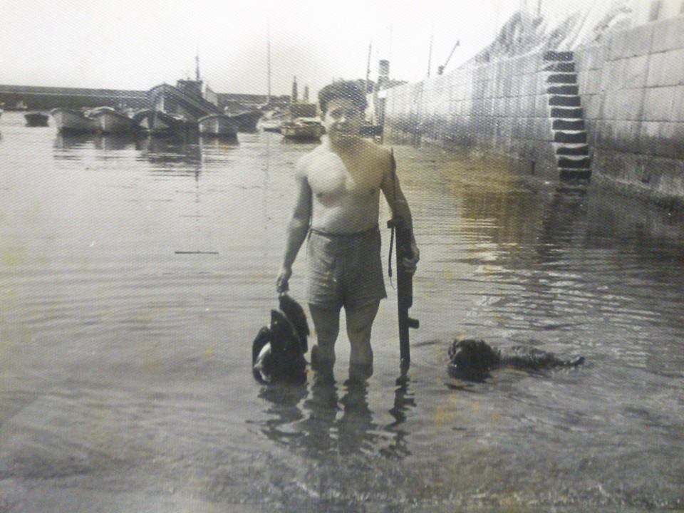 Moncho mostrando sus capturas de pesca submarina