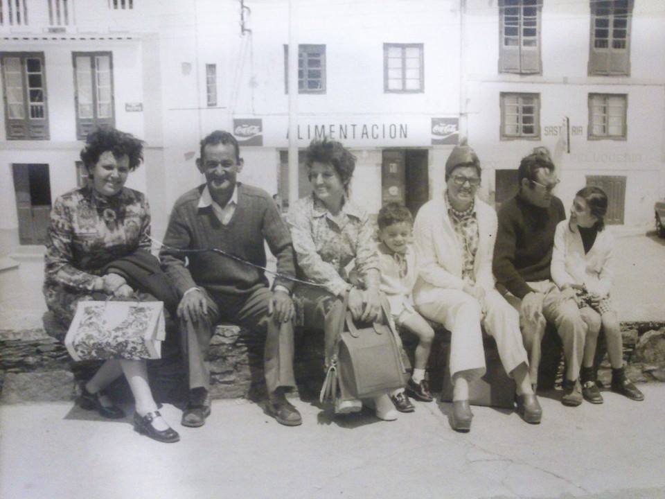 Tapiegos sentados en el Pouxo en el muelle de Tapia
