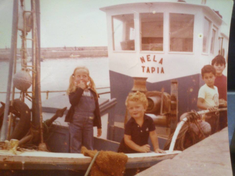 Grupo de niños subidos a la lancha Nela