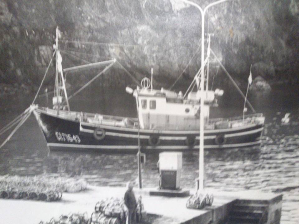 Barco El Cristo del Océano amarrado en el puerto de Tapia de Casariego