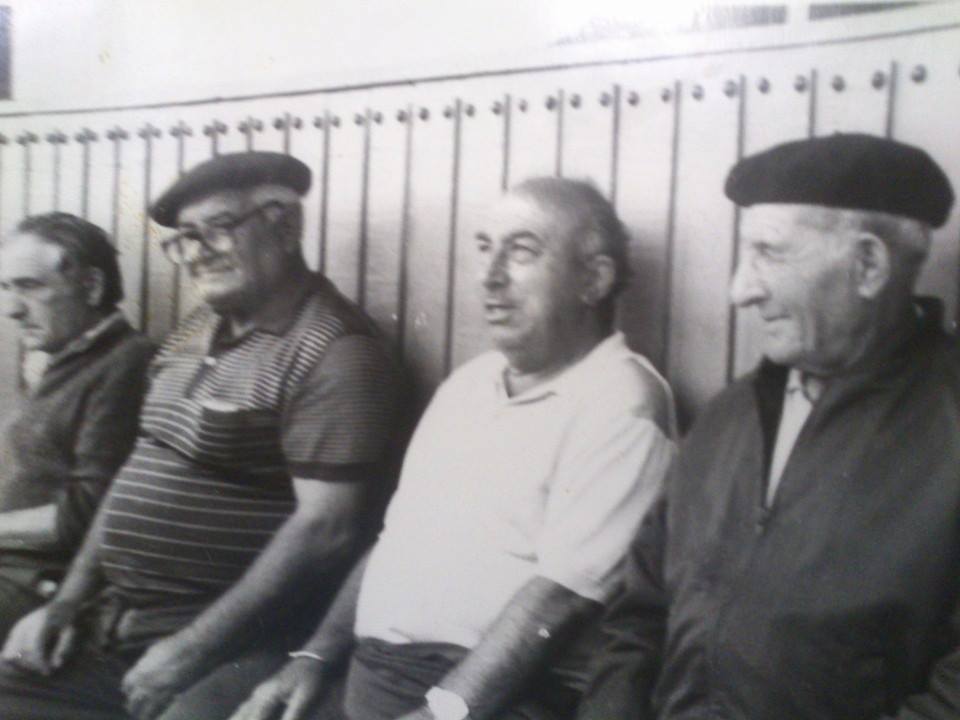 Marineros jubilados sentados en el banco de la Rula