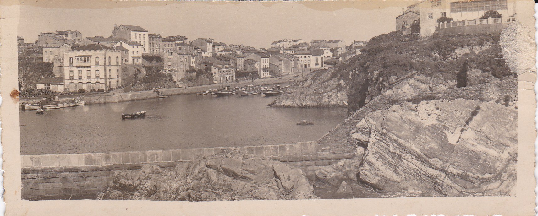 Muelle de Tapia visto desde el mirador Os Cañois