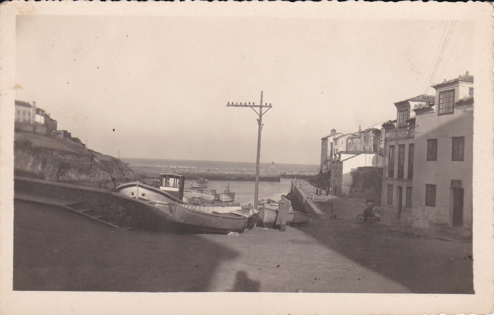 Muelle de Tapia visto desde el antiguo bar Cantabrico