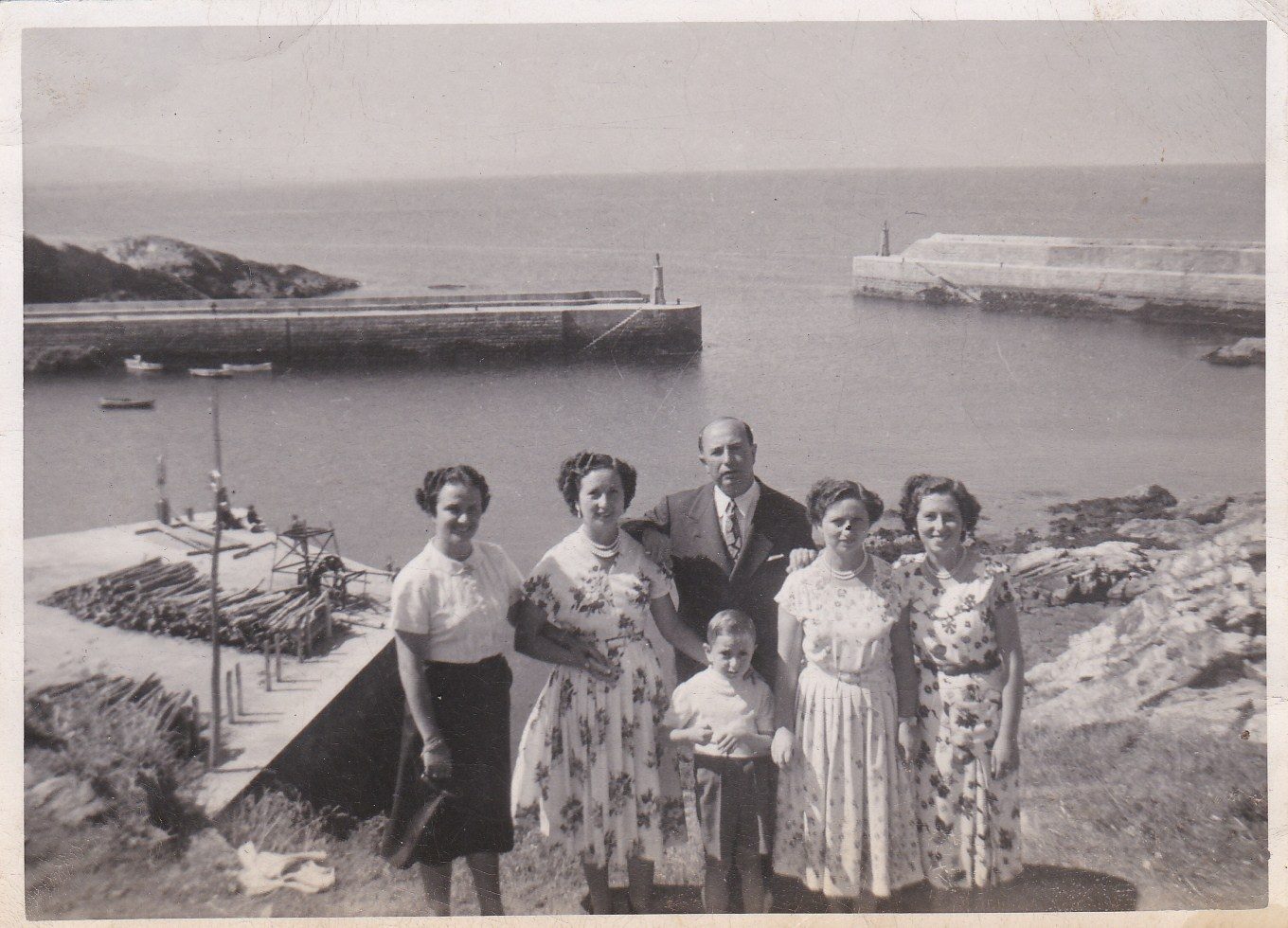 Familia tapiega con el muelle de Tapia al fondo