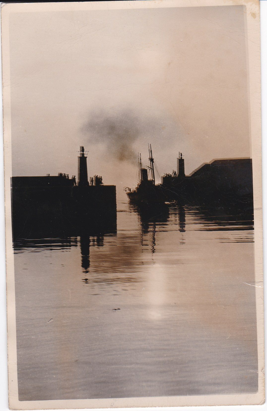 Barco saliendo del puerto de Tapia de Casariego en la costa asturiana